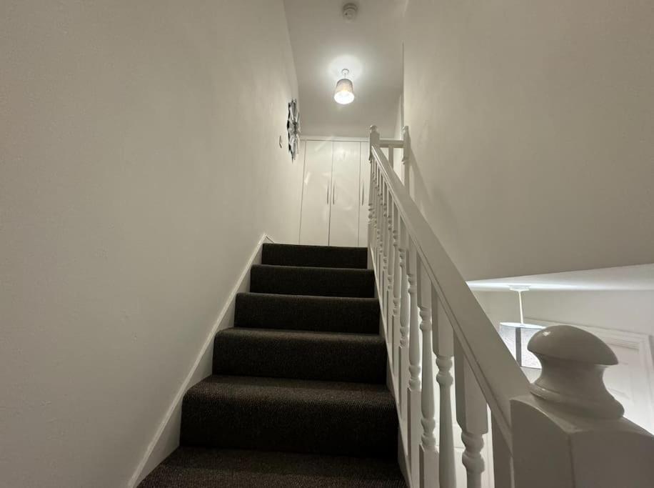 Вилла Modern Townhouse - 3 Bed 2.5 Bath 2 Private Gated Parking Веллингборо Экстерьер фото